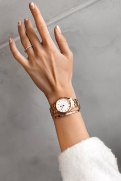 Daniel Wellington Watch Women, Trendy Watches Women, Vintage Saat, Elegant Watches Women, Watches Women Simple, Lapo Elkann, قلادات متدلية, Golden Watch, Classy Watch