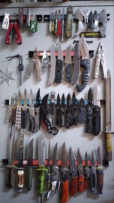 Messer Diy, Tactical Gear Storage, Tactical Swords, Pretty Knives, Tactical Gear Loadout, Apocalypse Survival, Safe Room, Edc Knife, Cool Swords