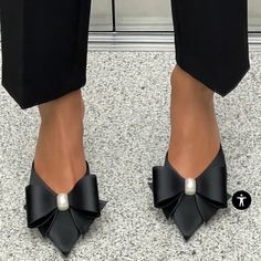 Heeled Satin Effect Fabric Mules. Bow And Faux Pearl Detail At Front. Thin Heel. Pointed Toe. Heel Height: 2.8 Inches (7 Cm) Pearl Bow, Bow Heels, Zara Shoes, Zara Black, Mule Clogs, Mules Shoes, Heeled Mules, Faux Pearl, Clogs