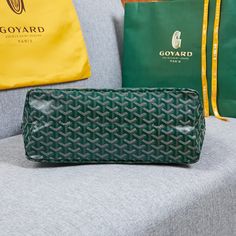 Goyard hobo bohème underarm bag, inspired by the life philosophy of bohemian wandering, a combination of two ace saint louis ➕artois series tote bags, built-in mother-in-law pockets, casual and lazy style, with it you are The trendsetter of the fashion world.
The comfort of the shoulder strap is the soul of the whole bag, work slowly and carefully, just look at the pictures for details 
Size: 42×27×15cm Green Luxury Baguette Bag For Travel, Luxury Green Baguette Bag For Travel, Luxury Large Capacity Pouch Hobo Bag, Luxury Large Capacity Hobo Bag, Luxury Green Pouch Shoulder Bag, Luxury Green Hobo Bag With Detachable Handle, Luxury Green Hobo Tote Bag, Luxury Green Baguette Bag For Shopping, Luxury Green Satchel Baguette Bag