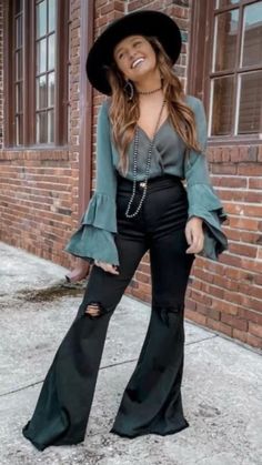 disclaimer : not my pics Outfits Western Style, Cowgirls Outfits, Concert Outfit Fall, Country Chic Outfits, Nfr Outfits, Western Dresses For Women, Western Wear Outfits, Cute Country Outfits, Amazing Clothes