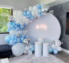 balloons are arranged in the shape of a circle on display at a birthday party or baby shower