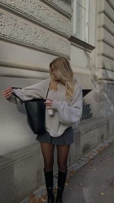 Oversized sweater with pleated short skirt and oversized bag Vinter Mode Outfits, Adrette Outfits, Fest Outfits, Skandinavian Fashion, Europe Outfits, Chique Outfits, Outfit Chic, London Outfit, Uni Outfits