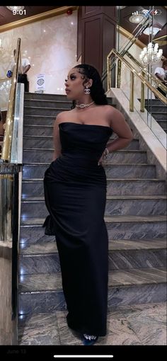 Black Gown Black Woman, Black Woman Ball Gown, Black Women Gala Dress, 18th Birthday Dress Long Simple, Elegant Dresses Black Women Formal, Long Black Dress Classy Elegant, Evening Gown Black Woman, Evening Gowns Black Women, Subtle Prom Dress