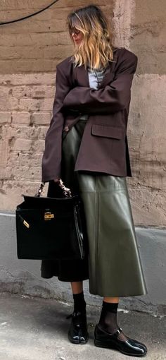 STREET STYLE 2024 FALL Streetwear Fashion Fall 2024, Trend 2025 Fashion, Streetwear Fashion Fall, Fashion Gone Rouge, Winter Fashion Outfits Casual, Autumn Street Style, Autumn Outfit, Fashion Lookbook, Winter Fashion Outfits