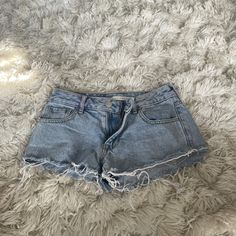 Never Worn Perfect Condition Jean Shorts Cutoff Shorts With Pockets For Vacation, Trendy Vacation Bottoms With Short Leg, Trendy Vacation Bottoms With Short Legs, Trendy Short Leg Bottoms For Vacation, Trendy Beach Bottoms With Short Legs, Trendy Mid-rise Bottoms For Vacation, Cutoff Bottoms With Pockets For Vacation, Vacation Cutoff Bottoms With Pockets, Blue Mid-rise Bottoms For Summer