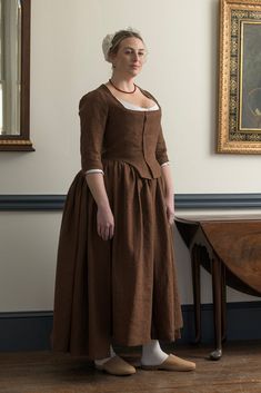 Brown Linen Gown | 1770 - 1790 - Samson Historical 18th Century Winter Clothes, 1800 Cowgirl, 1800s Fashion Poor, Patron Costume, Colonial Fashion, Colonial Clothing, American Colonial Style, Tudor Gown, Fancy Clothing