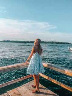 Lake okoboji cute picture aesthetic blue dress sunset dock inspiration blonde pose ideas lake life adorable Lake Life Outfits, Beach Dock Pictures, Lake Photoshoot Summer, Lake Pictures By Yourself, Lake Photoshoot Ideas, Dock Pictures