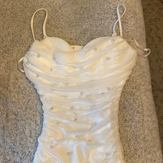 Windsor White Mini Dress With Pearls. New With Tags! Short White Formal Dress, Mini Dress With Pearls, Dresses Windsor, Dress With Pearls, Dress Tight, Pearl Dress, Windsor Dresses, White Mini Dress, Dance Dresses