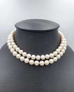 Long necklace of round freshwater pearls: 10-10.50 mm; bright white colour, 925% silver clasp with large round lobster clasp; length: cm. 77 which allows it to be worn in two ways, as can be seen from the photo. Fitted in a workmanlike manner. Refined, elegant, versatile, classic, timeless. Classic Pearl White Necklace With Sterling Silver Clasp, Classic Cream Pearl Necklace With Pearl Charm, Classic Cream Pearl Chain Necklace, Classic Cream Pearl Necklace, Classic White Pearl Necklace With Pearl Drop, Classic White Single Strand Pearl Necklace, Classic Round Pearl White Necklace, Classic White Pearl Drop Necklace, Classic Pearl Necklace With Lobster Clasp And Round Beads