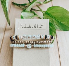 Stackable Beaded Bracelets, Mama Bracelet, Bracelets Tutorial, Homemade Bracelets, Beaded Bracelets Tutorial, Clay Bracelet, Diy Bracelet Designs, Beads Bracelet Design, Bracelets Diy