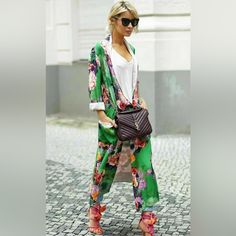 Long, Floral Print Kimono With Long Sleeves, Pocket Detail On The Chest, Patch Pockets And Matching Belt. In Pristine Condition. Kimono Outfits, Green Kimono, Kimono Outfit, Fest Outfits, Mode Kimono, Floral Print Kimono, Cooler Look, Looks Chic, Fashion 2018