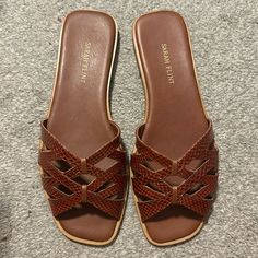 Brand New Size Eu 39 Us 8.5 Brown Open Toe Flats With Removable Insole, Brown Flat Mules With Woven Sole, Brown Flat Mules With Textured Sole, Brown Textured Slip-on Flats, Brown Open Toe Mules With Textured Sole, Chic Brown Sandals With Woven Sole, Chic Brown Mules With Textured Sole, Brown Almond Toe Sandals With Textured Sole, Brown Almond Toe Flats For Summer