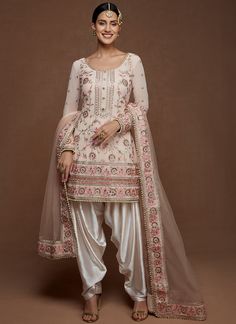 Indian Suits For Women, Patiala Suit Designs, Patiala Salwar Suits, Punjabi Fashion, Designer Punjabi Suits, Punjabi Outfits, Punjabi Dress, Punjabi Salwar Suits, Punjabi Suit