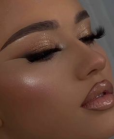 Champagne Gold Makeup Look, Makeup Looks Gold Glitter, Golden Eye Shadow Looks, 21st Birthday Glam Makeup, Gold Makeup Looks For Quince, Gold Dress Makeup Ideas, Soft Glam Birthday Makeup, Gold Quince Makeup, Xv Makeup Ideas