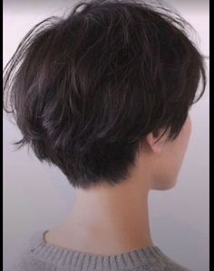 Boyish Haircut Straight Hair, Short Fluffy Hair Back View, Tomboy Haircut 360 View, Short Ish Haircuts, Long Bangs Pixie Cut, Femboy Haircuts Straight Hair, Short Boyish Hairstyles For Women, Short Boyish Haircuts For Women, Masculine Female Haircuts