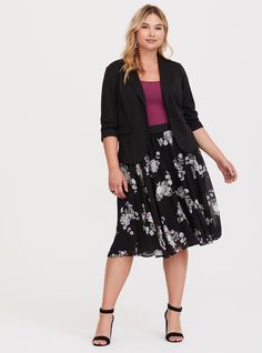 Black Floral Chiffon Midi Skirt - Pretty florals paint an ethereal chiffon midi skirt that gently flows and twirls with you. An elasticized waist ensures the perfect fit. Sleek Wardrobe, Chiffon Midi Skirt, Spring Business Casual, Plus Size Skirt, Plus Size Fashion Tips, Evening Dresses Plus Size, Plus Size Skirts, Casual Spring, Floral Chiffon