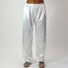 High-waisted unisex Handover long pants, with elastic waist and front buttoning. White Stretch Pants For Sleep, White Bottoms For Sleep With Short Length, White Short-length Sleep Bottoms, White Short Length Sleep Bottoms, Sporty Sleep Bottoms With Elastic Waistband, Pants With Elastic Waist, Richard Gere, Ex Boyfriend, Fast Fashion