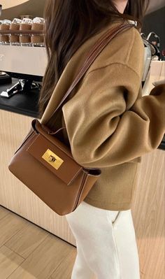 Brown Handbag Outfit, Dress Like A Parisian, Mini Outfit, Hermes Style, Hermes Kelly Bag, Handbag Outfit, Kelly Bag, Brown Handbag, Shooting Photo