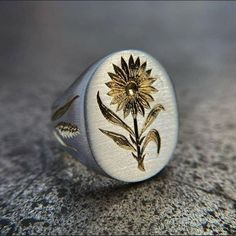 New! 925 Sterling Silver Carved Gold Sunflower Engraved Signet Ring Details: - Condition: New - Metal: Silver (Stamped "925") - Included: 1 X Ring Check Out My Other Listings! Other Items I Carry: Vintage Rings Retro Rings Men's Rings Sterling Silver Rings Engagement Bridal Wedding Rings Punk Biker Rings Ethnic Rings Floral Rings Pearl Rings Art Deco Rings Gothic Rings Couples Rings Ring Sets Heart Rings Funny Rings Silver Necklaces Gold Necklaces Vintage Necklaces And Earrings Handmade Jewelry Castro Smith, Daisy Rings, Dragonfly Ring, Heart Wedding Rings, Sunflower Ring, Flower Daisy, Daisy Ring, Ring Flower, New Metal