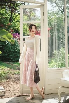 Modest Stylish Outfits, Orchid Fashion, Floral Skirt Outfits, Skirts Style, Long Skirt Fashion, Modesty Outfits, Dressy Casual Outfits, Hello December, Beauty And Grace