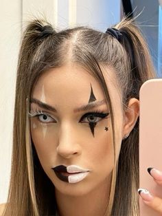 halloween looks Holloween Makeup Girl, Halloween Makeup Inspo Clown, Super Simple Halloween Makeup, Easy Clown Makeup Tutorials, Easy Makeup Costume, Minimalist Clown Makeup, Scary Easy Makeup, Clown Hairstyles Halloween, Cute Makeup Halloween