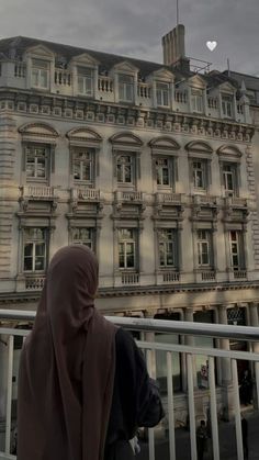 Hijabi Aesthetic Faceless Pics, Ootd Hijab Aesthetic, Modest Muslim Outfits, Pretty Hijabi, Faceless Pfp, Hijab Wallpaper, Mind Peace, Muslim Outfit, Arab Aesthetic