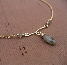 Hammered Wire Jewelry, Wire Wrap Jewelry Designs, Diamond Initial Necklace, Diy Jewelry Necklace, Curved Bar, Wire Jewelry Designs, Labradorite Necklace, Wire Work Jewelry, Labradorite Necklaces