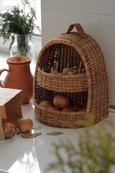 Storing Vegetables, Kitchen Baskets, Decorative Trays, Wicker Basket, Dream House Decor, Home Decor Kitchen, Wicker Baskets, Kitchen Inspirations, Tray Decor