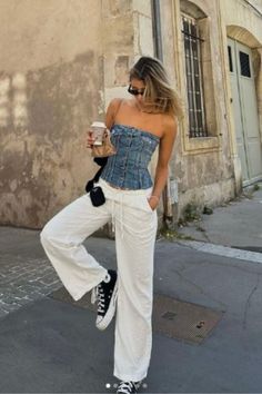 Tenue été femme avec un pantalon large blanc un bustier en jean et des converses montantes noires Converse Haute, Corset And Jeans, Corset Top Outfit, Linen Pants Outfit, Style Converse, Corset Outfit, Denim Corset, Causual Outfits