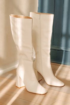 White Boots Aesthetic, Knee High White Boots, White Knee High Boots Outfit, Daphne Halloween, Tall White Boots, White Go Go Boots, White Thigh High Boots, White Heeled Boots, Preppy Boots