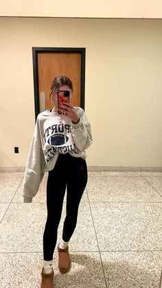 Cute Camo Legging Outfits, Camo Leggings Outfit Casual, Comfortable Airport Outfit Winter, Comphy Outfit, How To Style Camo Leggings, Black Camo Leggings Outfit, Comfy Airport Outfit Winter, Liv Outfits, Camo Leggings Outfit