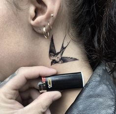 Kneck Tattoos, Tattoo Behind The Ear, Side Neck Tattoo, Sparrow Tattoo, Saved Tattoo, Swallow Tattoo, Old School Tattoo Designs, Greek Tattoos