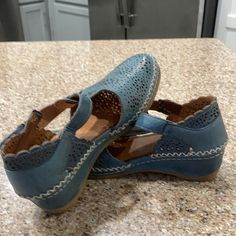 New Never Used Casual Blue Slip-on Sandals, Blue Sandals With Removable Insole, Comfortable Blue Sandals, Comfortable Light Blue Round Toe Sandals, Comfortable Blue Flats With Round Toe, Casual Blue Flats With Removable Insole, Blue Slip-on Flats, Blue Round Toe Flats For Summer, Comfortable Blue Flats