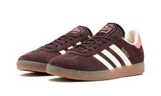 The Women’s adidas Gazelle “Shadow Brown” is a women’s-exclusive colorway of the retro shoe with an earth tone design.  The upper features a Shadow Brown suede construction with tonal suede overlays.  Classic white leather Three Stripes and gold “Gazelle” branding appear on the side of the shoe.  More adidas branding can be found on the pink leather heel tab and on the tongue.  A semi-translucent gum rubber sole completes the look.  Release date: May 15, 2023 Brown Gazelle Adidas, Adidas Gazelle Brown, Brown Shoes Womens Outfit, Earth Tone Shoes, Earth Tone Design, Adidas Gazelle Women, Brown Adidas, York Outfits, Samba Shoes