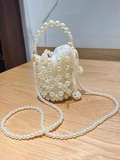 Detalles

 Presentamos nuestro minibolso de mano/bandolera Retro Pearl Essence, un accesorio atemporal que irradia elegancia y sofisticación.

 Disponible en varios colores y estilos, incluido blanquecino, degradado exquisito, color perla, flor pequeña hueca y más, este bolso seguramente realzará cualquier conjunto.

 Elaborado en un estilo retro europeo y americano, este bolso está fabricado con material de alta calidad, lo que garantiza durabilidad y longevidad.

 Su pequeña forma cuadrada añade un toque de encanto vintage, lo que lo convierte en un accesorio versátil para el uso diario.

 Con modernos adornos de cuentas, este bolso añade un toque de glamour a tu look.

 Ya sea que prefieras un estilo de mano o cruzado, este minibolso ofrece comodidad y estilo a partes iguales.

 Con su Elegant Pearl Handle Crossbody Evening Bag, Crossbody Evening Bag With Pearl Handle, Elegant Crossbody Evening Bag With Pearl Handle, Elegant Summer Pouch Shoulder Bag, Cream Top Handle Shoulder Bag With Pearl Handle, Cream Shoulder Bag With Pearl Handle, Elegant Summer Shoulder Bag, Elegant White Mobile Phone Bag, Cream Evening Shoulder Bag With Mobile Phone Pocket