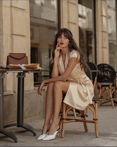 Chique Outfits, Look Retro, Foto Poses, Outfit Trends, Photography Poses Women, Trik Fotografi, Monica Bellucci, Parisian Chic, French Girl