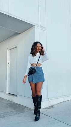 Look do Dia:
 • Camisa Branca Cropped
 • Saia Jeans
 • Bota cano alto
 • Bolsa preta Short Boots Outfit, Boots Fit, Short Jean Skirt, Denim Skort, Skirt And Sneakers, Short Denim Skirt, Jean Mini Skirts, Boots Outfit, High Heel Boots