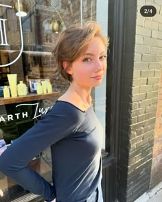 Short Hair Behind Ears, Niamh Adkins Short Hair, Short Layered Haircuts, Haircut Inspiration, New Haircuts, Hair Life, Medium Hair Cuts