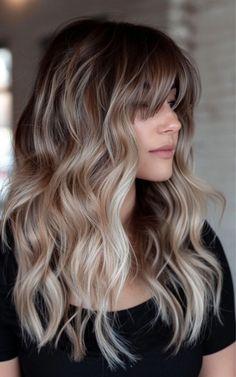 Want a hairstyle that’s both soft and striking? Icy blonde balayage adds just the right touch of elegance and drama. Root Smudge Vs Root Melt, Long Bronde Hair, Grown Out Balayage, Grown Out Blonde Hair, Hair Blonde Balayage, Icy Blonde Balayage, Hair Stail, Blonde Balayage Highlights, Beauty Hair Color