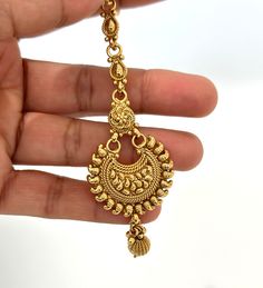 Antique Gold Maang tikka/Kundan Tikka/Indian forhead Jewelry/Pakistani Jewelry/Jhoomer/Matha patti/Gold tika /Indian tikka/Guttapusalu tikka Antique Delicate Tikka With Gold Plating Height = 135 mm || Width = 28 mm Plain Gold Tikka Antique Maang Tikka This is 100% Handmade jewelry. So Color, shades, texture displayed may slightly vary from the actual product due to digital image limitations. We request you to consider these minor variations. Please expect the possibility of some slight imperfections when buying hand made jewelry. If you have any questions, please message or email us. Arrives in gift box. Please let me know if you have any questions. Thank you so much visiting my shop. Temple Jewelry Tikka For Eid Gift, Traditional Chandbali Tikka Adjustable Fit, Navratri Gift Tikka, Traditional Tikka For Eid Gift, Traditional Tikka For Eid, Bollywood Style Round Tikka For Festivals, Festive Tilla Tikka For Diwali, Kundan Tikka For Puja And Festivals, Festive Kundan Tikka With Latkans