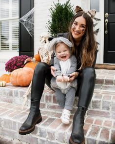 Cute Mom & Son Halloween Dresscode Halloween Costume Mom, Mother Daughter Halloween Costumes, Mom And Baby Costumes, Carrie Bradshaw Lied, Baby Milestones Pictures, Mouse Costume, Cat And Mouse, Mom Son