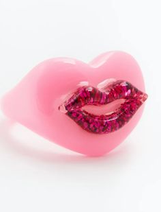 Pucker up! This Bestselling resin ring style comes in a clear rectangular, baby pink, white, and lime green base with an option of a hot pink, baby pink, pink, red, blue, or green lip charm. Lip Gloss Ring, Hot Pink Rings, Pink Jewerly, Suede Brooks, Hot Pink Accessories, Green Lips, Baby Lips, White Hot, Resin Ring