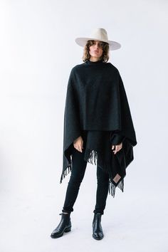 856fc81623da2150ba2210ba1b51d241desc35150606ri Black Poncho, Street Style Summer, Western Boho, Black Crochet, Knit Outfit, Llama