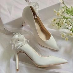 Wedding shoes, bridal shoes with 9cm high heels, delicate and luxurious flower decoration. Elegant Cream Synthetic Heels, Wedding Heels With Padded Heel And Synthetic Material, Wedding Heels With Padded Heel In Synthetic, Wedding Heels With Padded Heel In Synthetic Material, Wedding Heels With 4-inch Heel, Synthetic Wedding Shoes With Padded Heel, 4-inch Heel Synthetic Wedding Heels, Elegant White Heels For Banquet, Elegant Spring Heels For Banquet