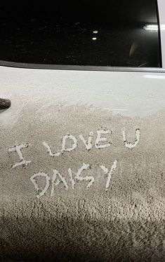 i love u daisy written on the side of a car