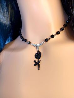 Gothic style Black Rose beaded chain necklace choker. Crafted with meticulous attention to detail, this choker features an intricate and elegant design that exudes both charm and darkness. The black finish adds a touch of sophistication, while the gothic-inspired motifs lend an air of mystique to your ensemble. The most unique jewelry you can find, perfect gift for you and your loved one. We also can add a gift message with your purchase! Just drop us a message or add a note when you check out. Chain Rosary, Homemade Necklaces, Black Beaded Necklace, Beaded Chain Necklace, Wedding Rose, Goth Earrings, Necklace Gothic