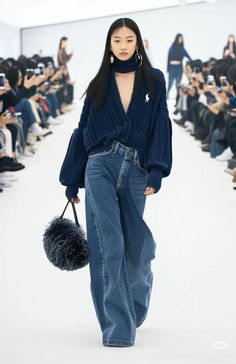 Gray And Blue Outfits For Women, Spring 2025 Street Style, Navy Blue Monochromatic Outfit, Sora Choi Runway, Trend Fashion 2025, Street Style Winter 2024, Denim On Denim Outfits For Women, 2025 Outfit Trends, Fashion 2025 Trends Women