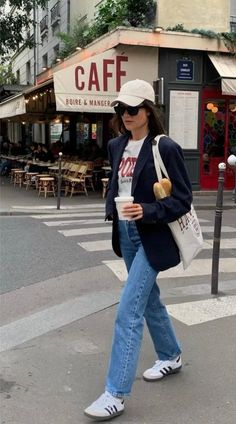 European Sneakers Street Styles, Casual Chic Sneakers Outfit, Woden Sneaker Outfit, European Spring, Looks Adidas, Celana Fashion, Adidas Samba Outfit, Trainers Outfit