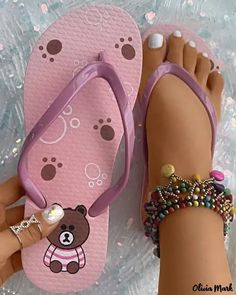 Olivia Mark - Chanclas de dibujos animados Chic Type, First Contact, Olivia Mark, Womens Flip Flop, Casual Chic, Sale Items, Flip Flops, Black Pink, Anime